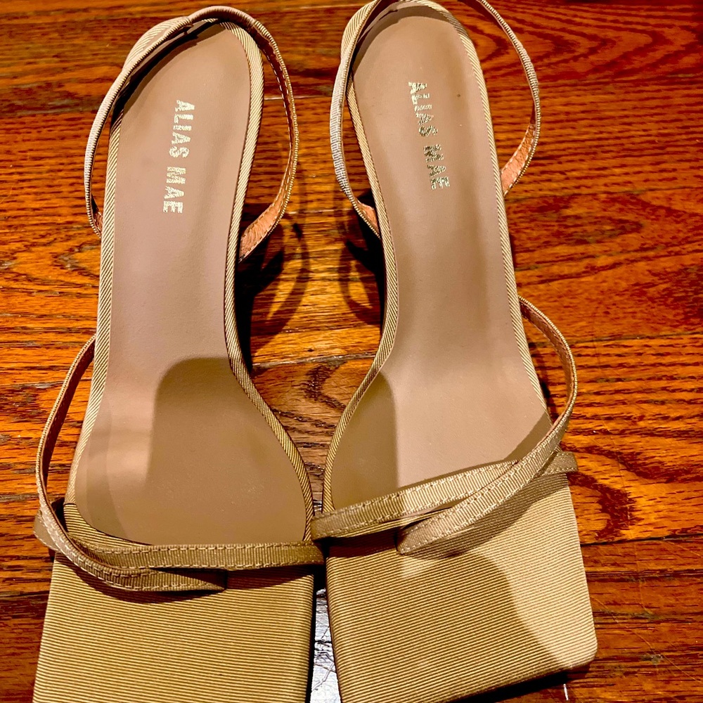 Alias Mae sandals never worn